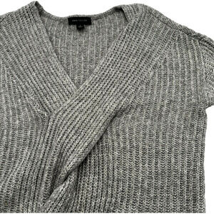 Ann Taylor MEDIUM twist criss cross fuzzy v neck‎ gray knit sweater pullover top